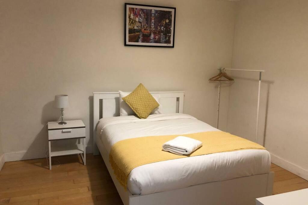 Centrally located 4 bedroom house, near train station and designer outlet - Housity
