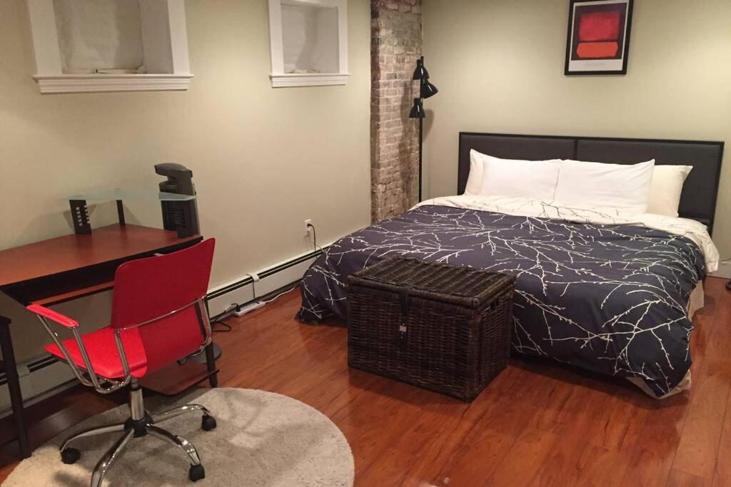 Parking - Private Entrance - King Beds - Housity
