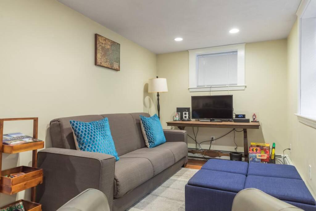 Parking - Private Entrance - King Beds - Housity