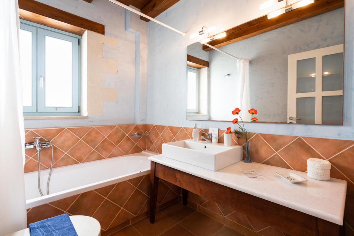 Beachfront villa Turquoise with private pool, BBQ and ping pong table - Housity