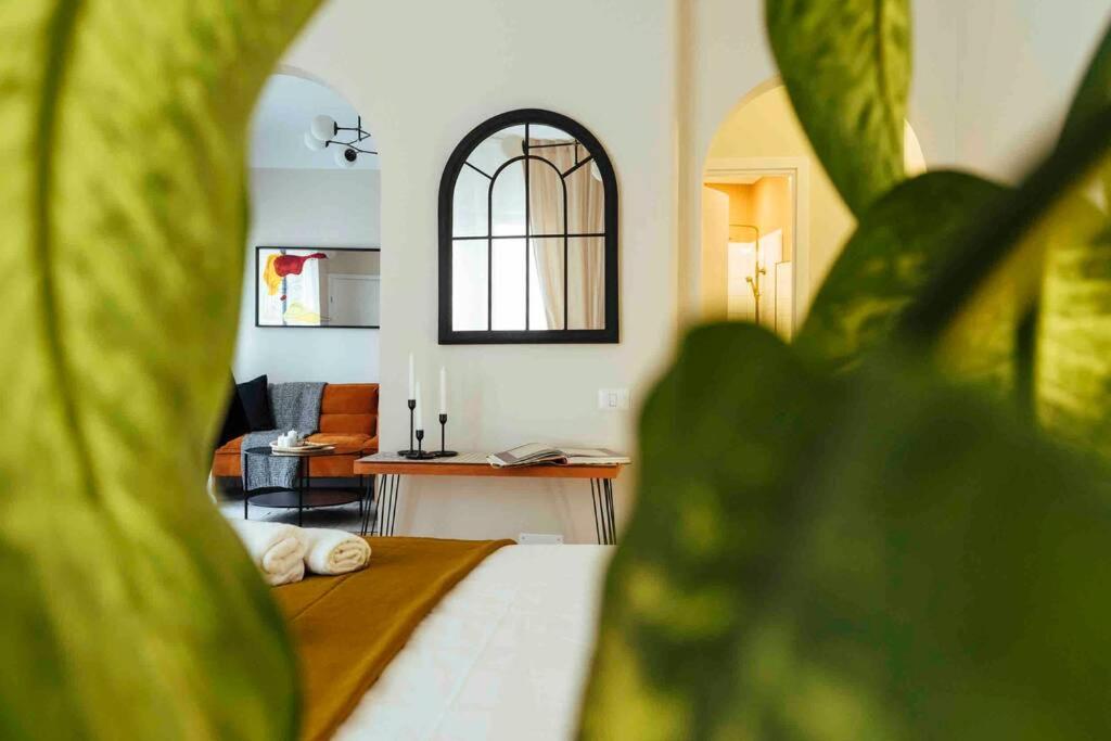 Stunning views - Top Location - Netflix + Balcony - Housity