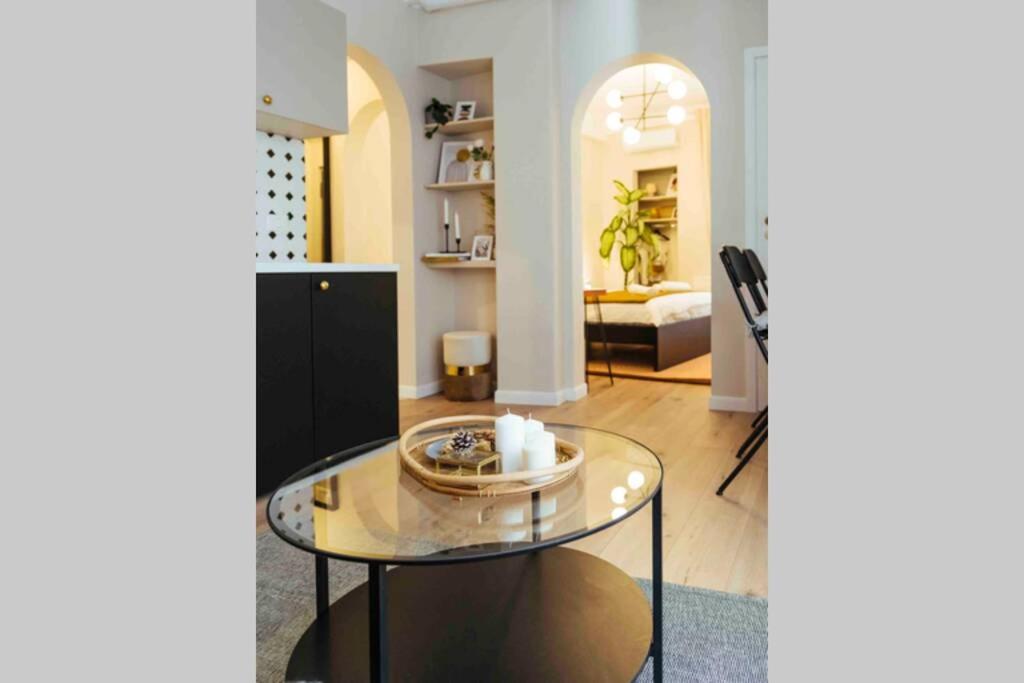Stunning views - Top Location - Netflix + Balcony - Housity