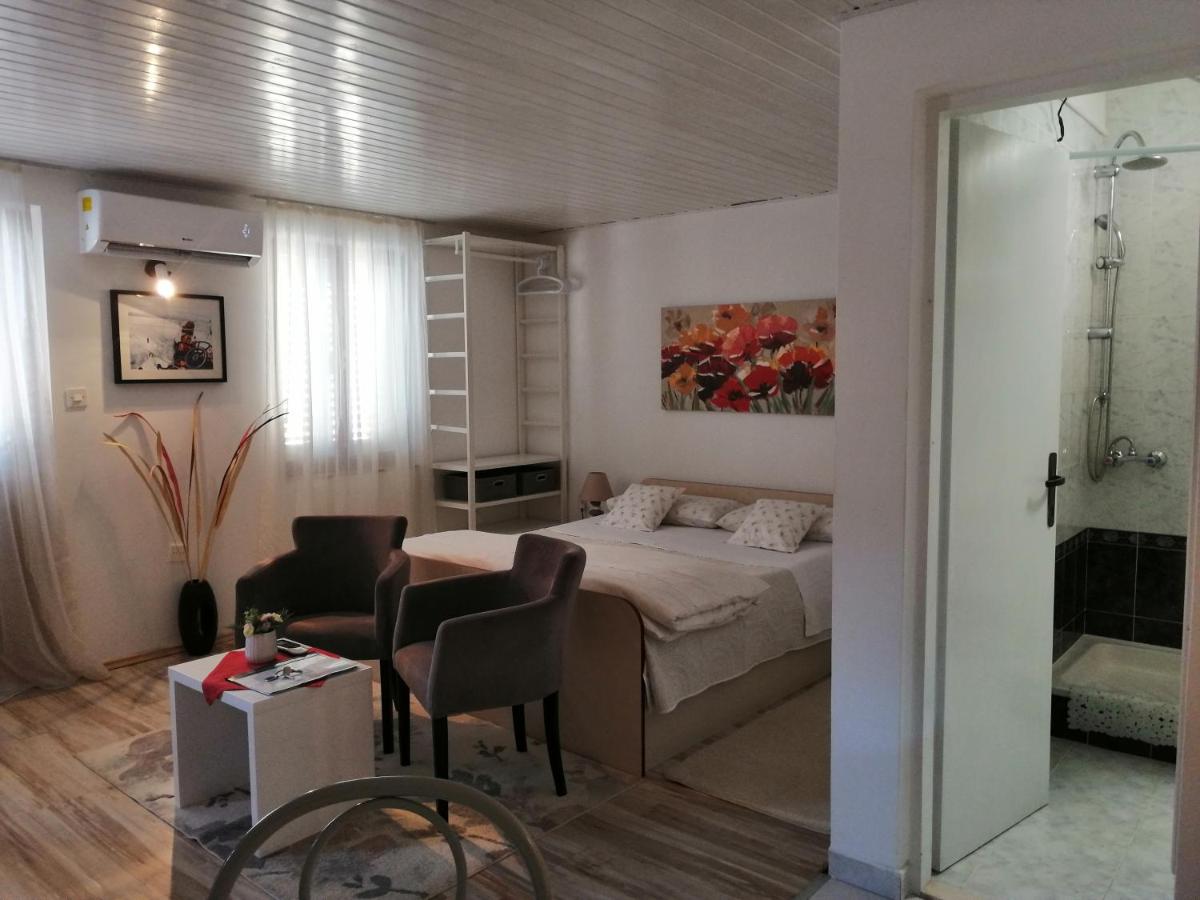 Studio Apartments Kuljiš - Housity