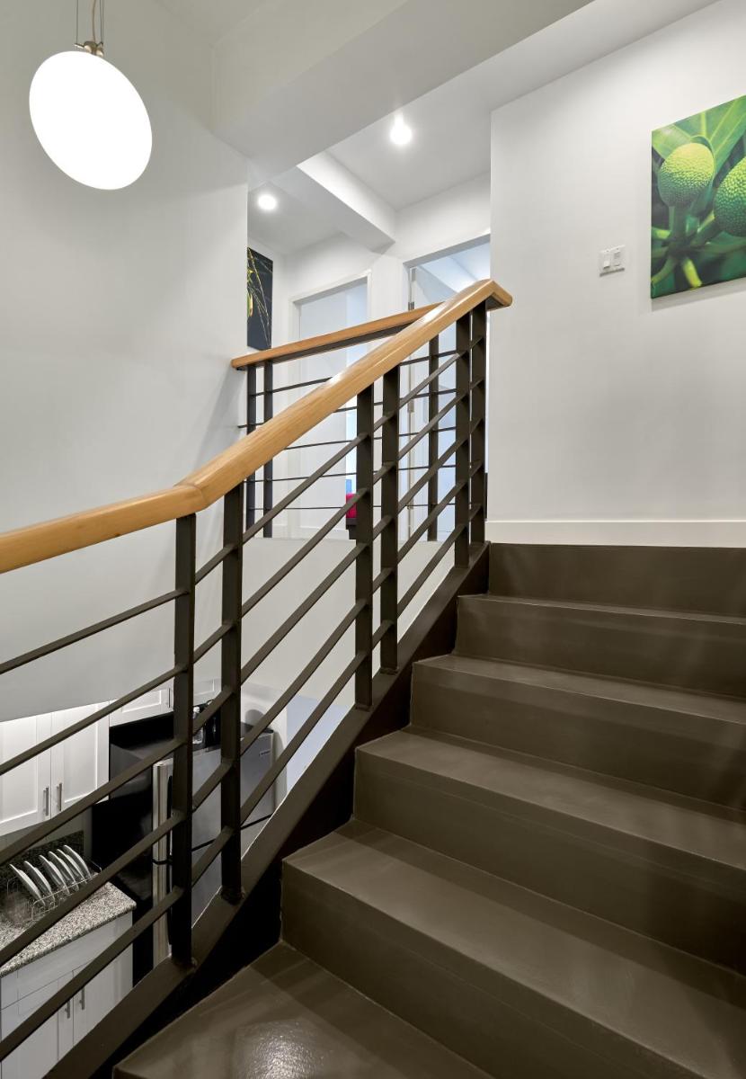 R Hotel Kingston - Housity