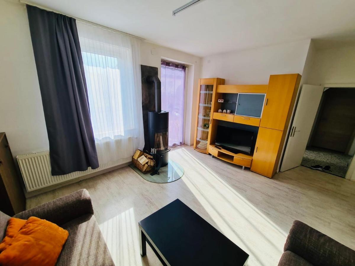 Großartige 3 Zimmer Ferienwohnung mit Kamin und Garten für 1-6 Personen - Housity
