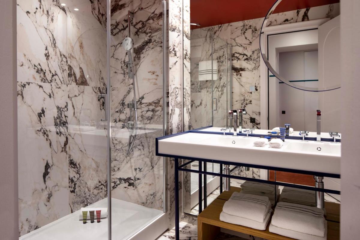 Salle de bains dans l'établissement Hôtel Bel Ami
