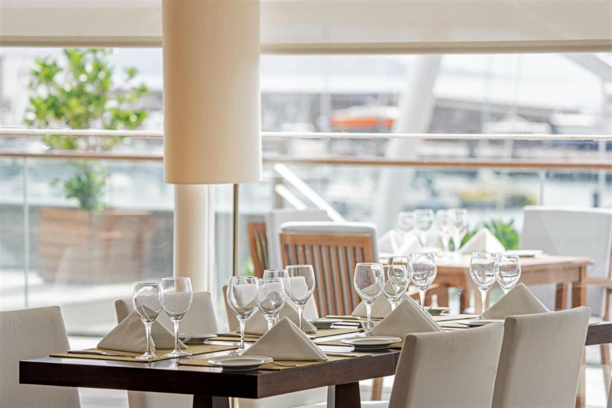 Um restaurante ou outro lugar para comer em Hotel Marina Atlântico