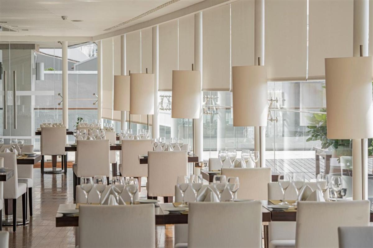 Um restaurante ou outro lugar para comer em Hotel Marina Atlântico