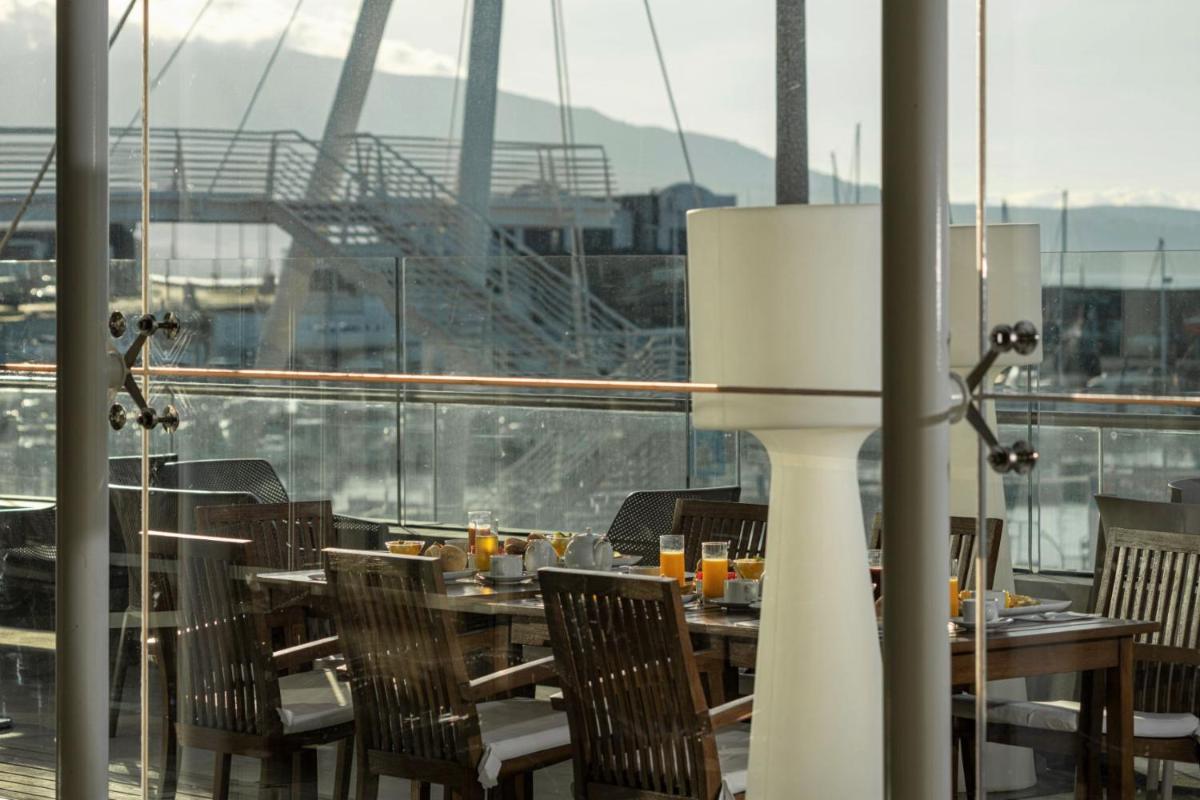 Um restaurante ou outro lugar para comer em Hotel Marina Atlântico