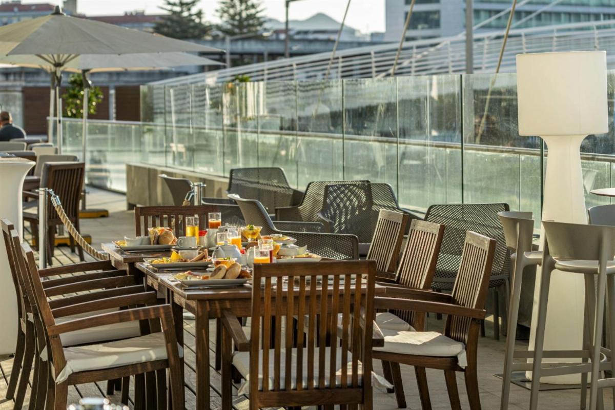 Um restaurante ou outro lugar para comer em Hotel Marina Atlântico