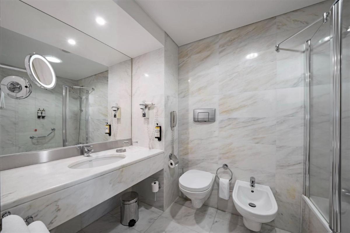 Uma casa de banho em Hotel Marina Atlântico