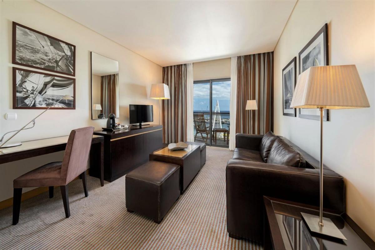 Uma televisão e/ou sistema de entretenimento em Hotel Marina Atlântico