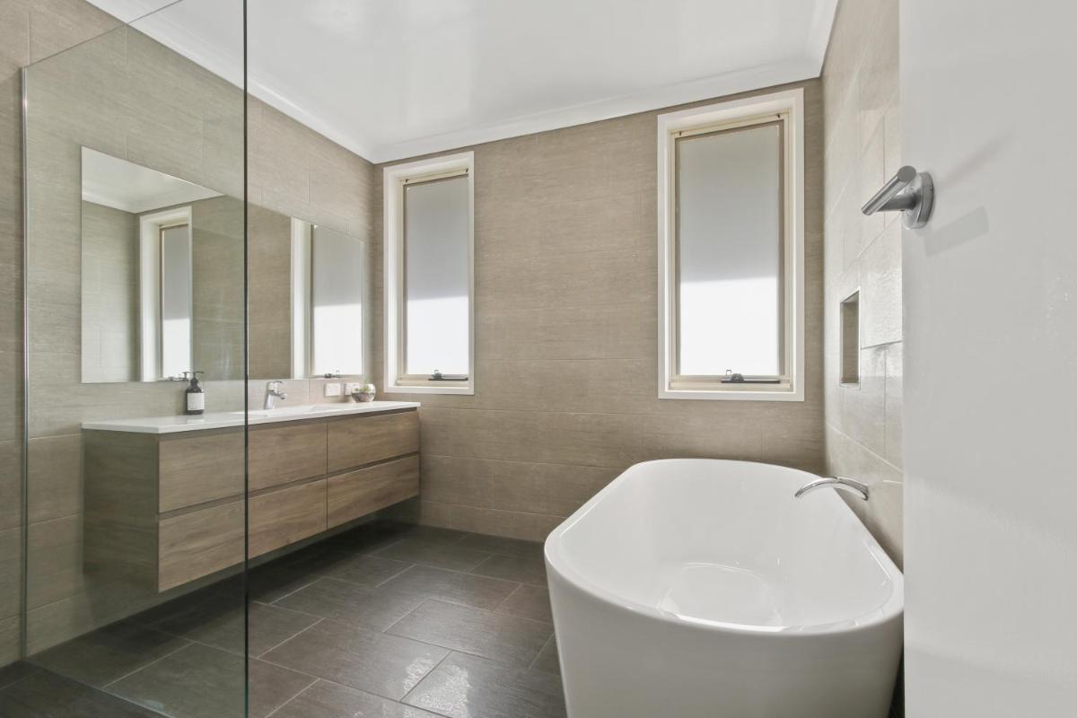 Eastern Views Beach House - Housity