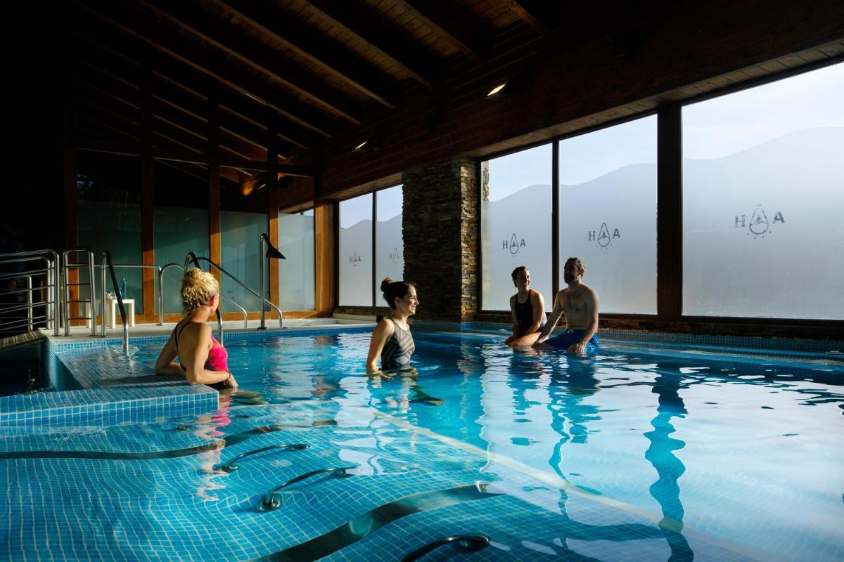 un grupo de niños sentados en una piscina en Snö Aragon Hills, en Formigal