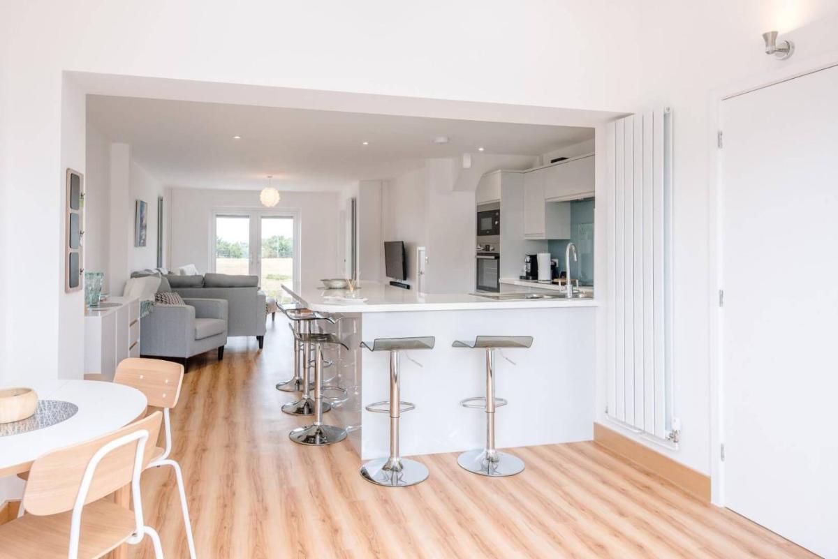 4 Sea View Walk, Pakefield - Housity