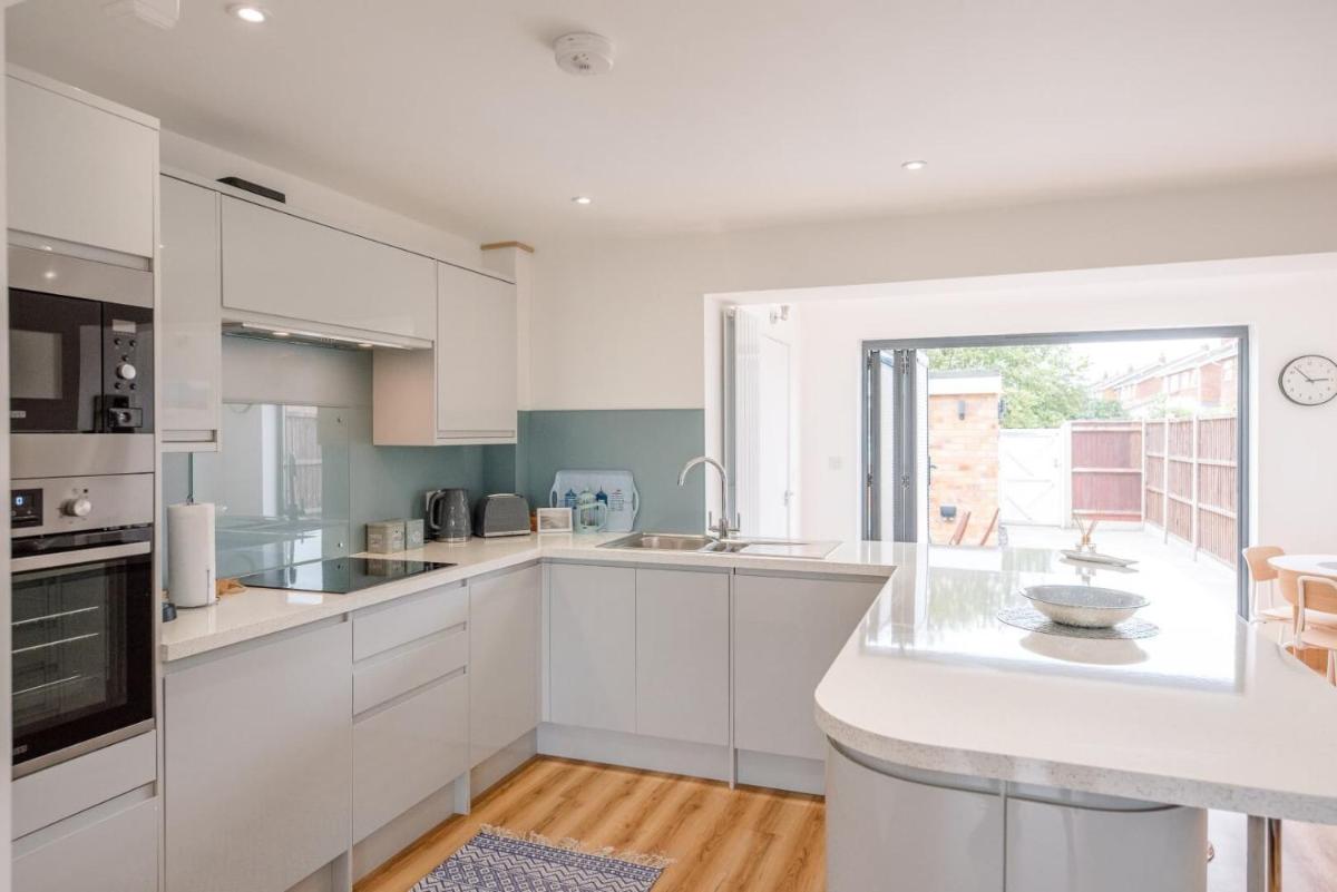 4 Sea View Walk, Pakefield - Housity