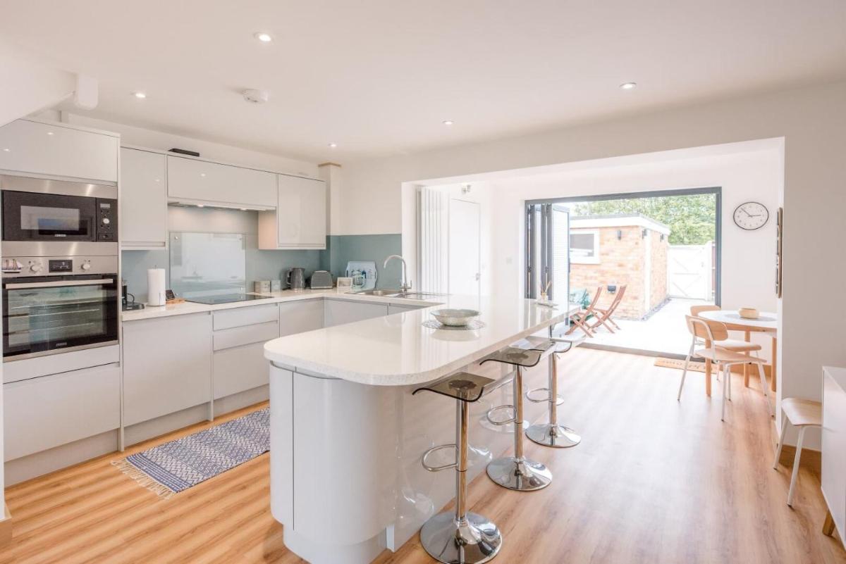 4 Sea View Walk, Pakefield - Housity