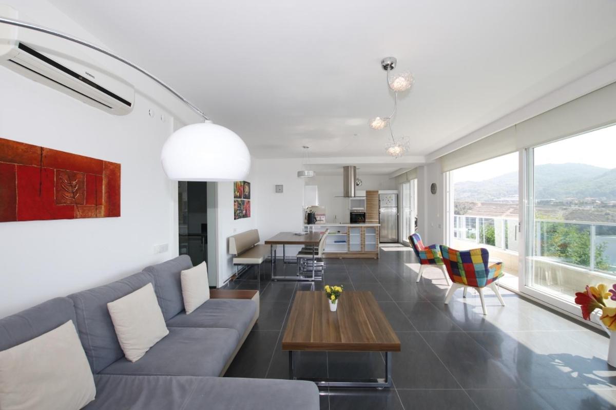 Villa Carlijn met prive-zwembad, veel privacy en panoramisch uitzicht op zee, op luxe resort - Housity