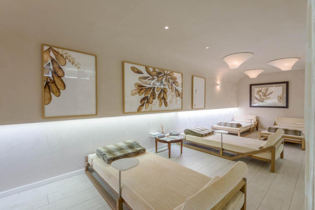 Coin salon dans l'établissement Le Grand Hotel & Spa