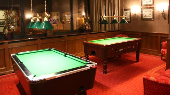 Billard dans l'établissement Le Grand Hotel & Spa