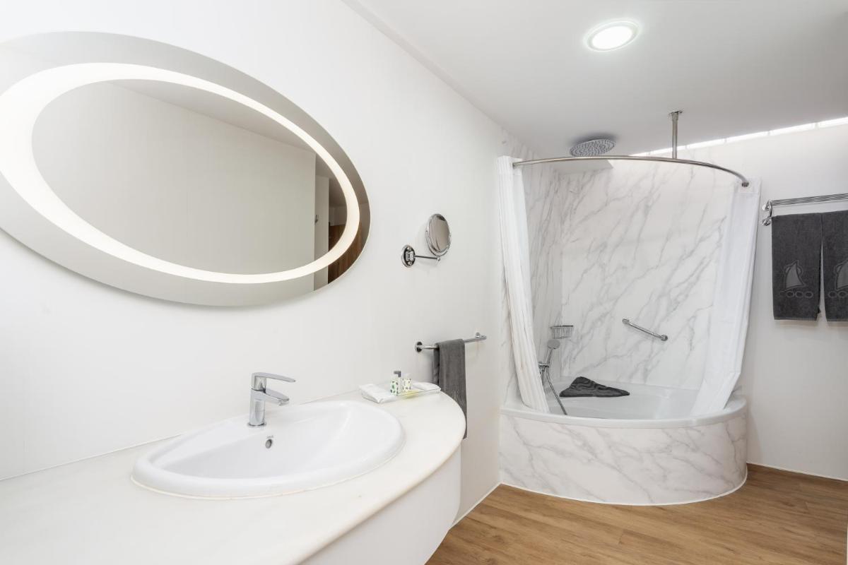 Un baño de Hotel Esmeralda Maris by LIVVO