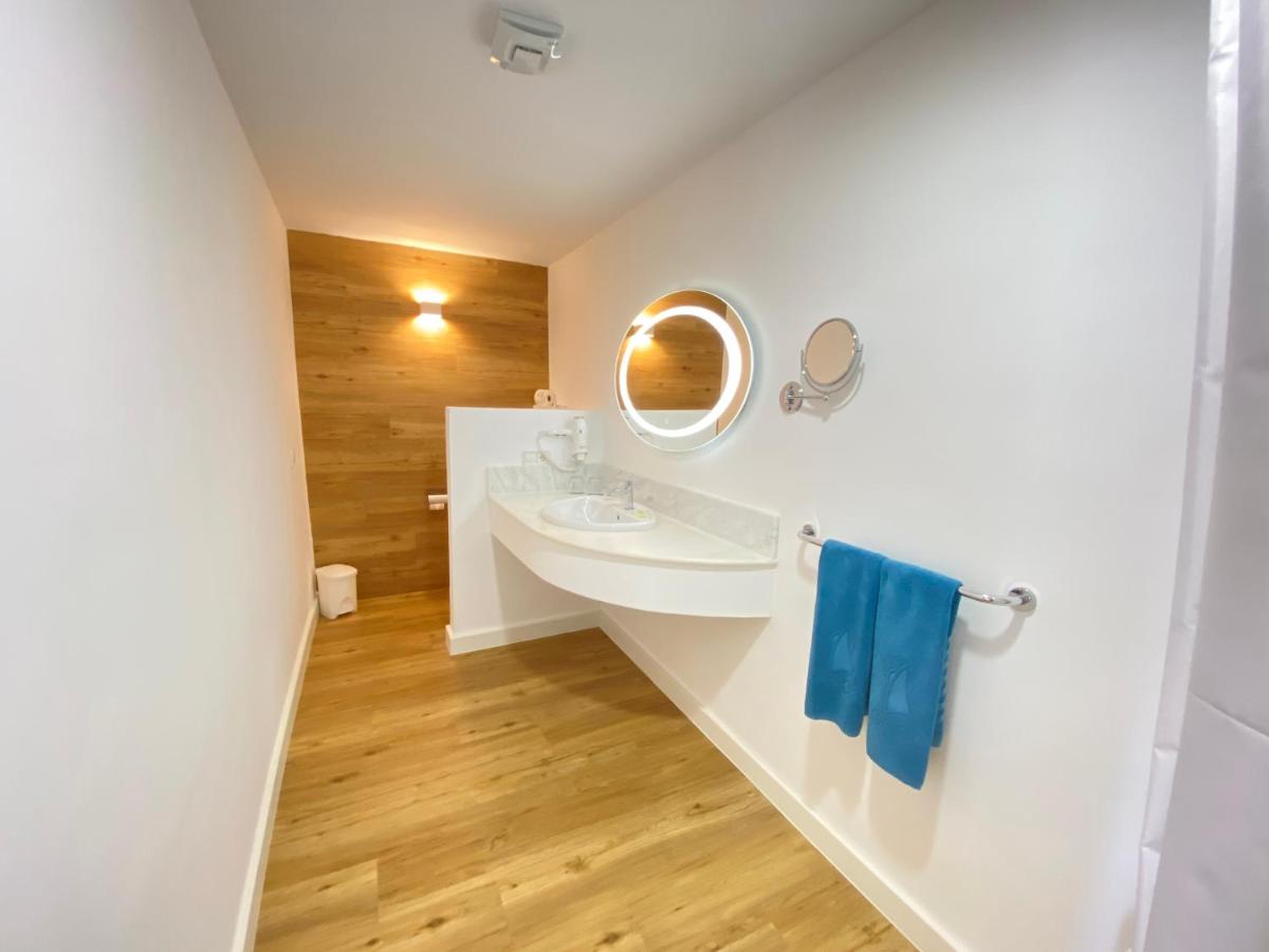 Un baño de Hotel Esmeralda Maris by LIVVO