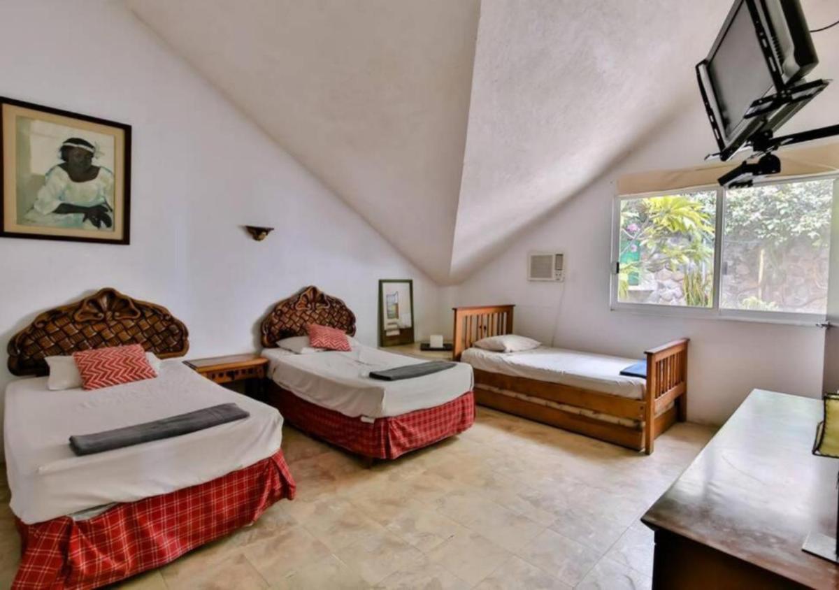 7BR Impresionante Casa De LAGO Con Alberca - Housity