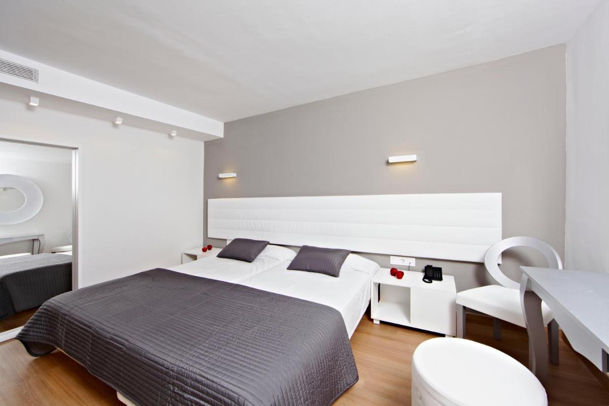 Cama o camas de una habitación en Hotel & Spa S'Entrador Playa