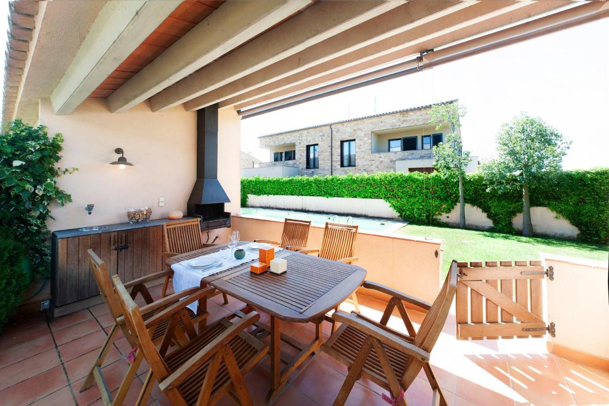 Costa Brava Parlava 2 - Housity