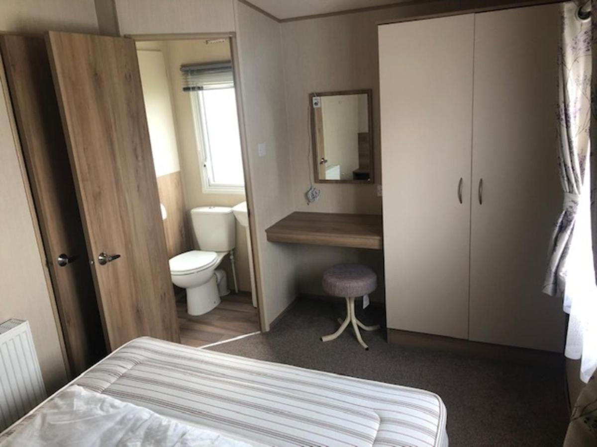 Beautiful cosy 2-Bed Caravan in Clacton-on-Sea - Housity