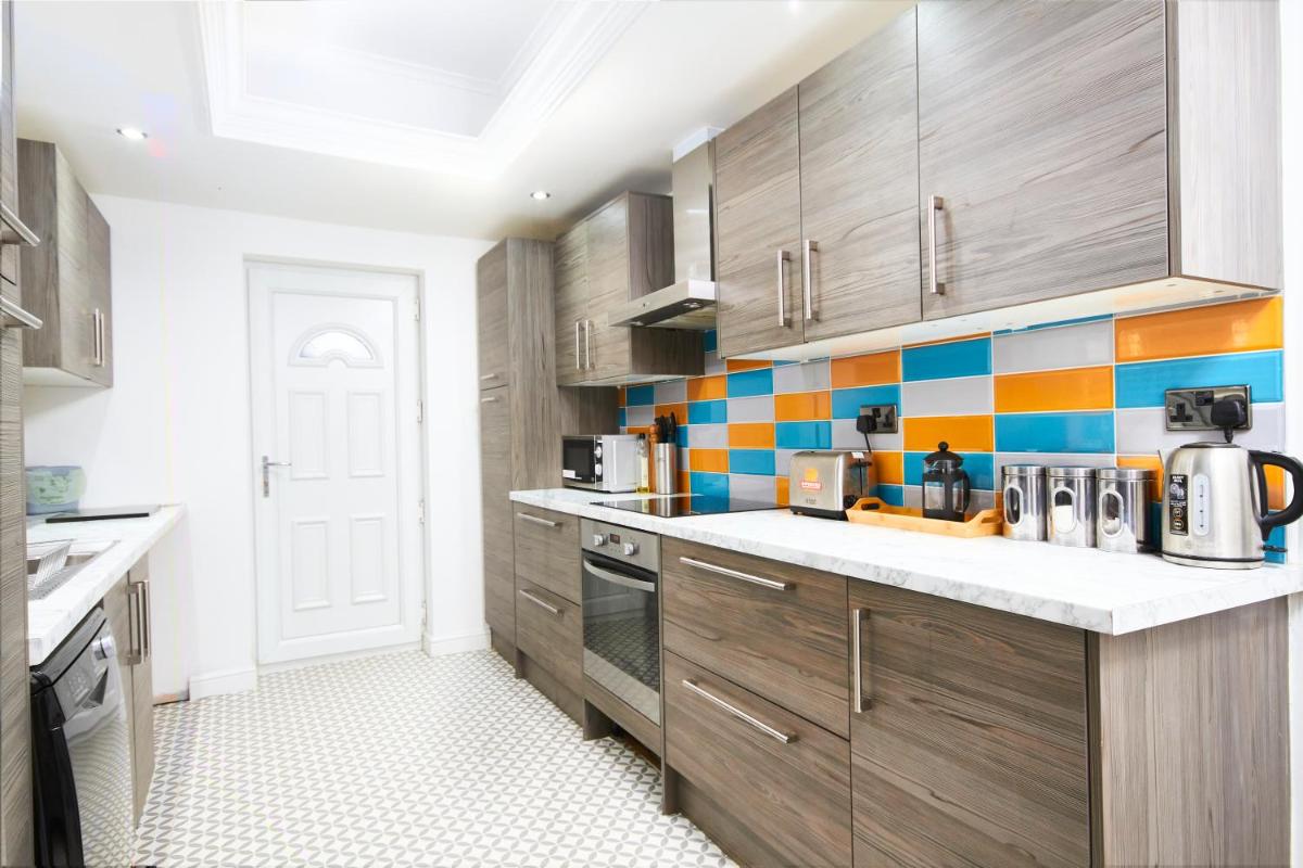 Stunning Doncaster House - Sleeps 8 w/Parking - Housity