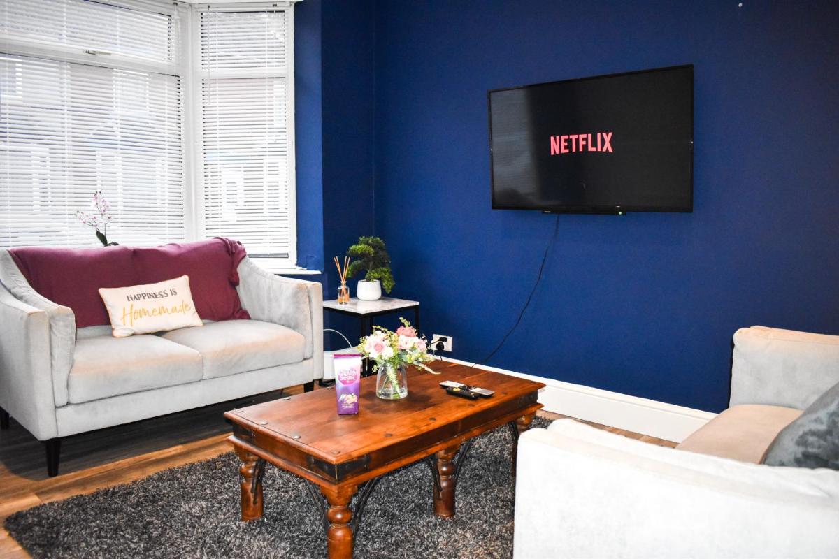 Stunning Doncaster House - Sleeps 8 w/Parking - Housity