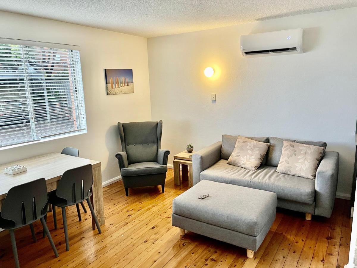2 Bed Bar Beach Apartment - stroll to beach & cafes, supermarket apartment number 6 - Housity