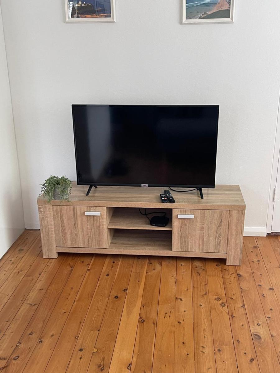2 Bed Bar Beach Apartment - stroll to beach & cafes, supermarket apartment number 6 - Housity