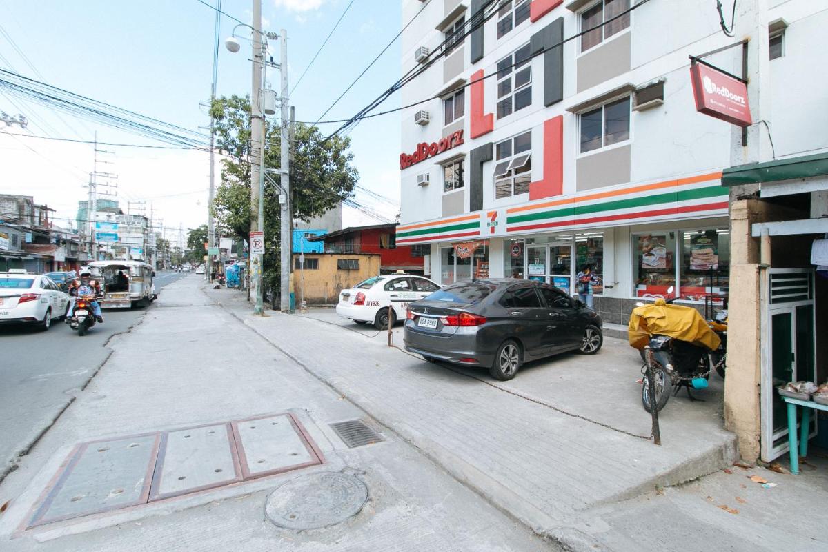 Suitetrails - RedDoorz near C5 Kalayaan Avenue Makati