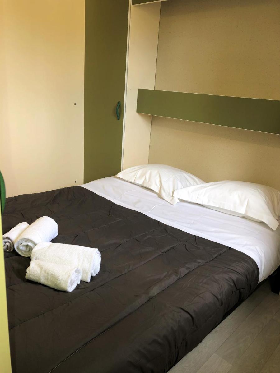 Un ou plusieurs lits dans un hébergement de l'établissement Camping La Pinède