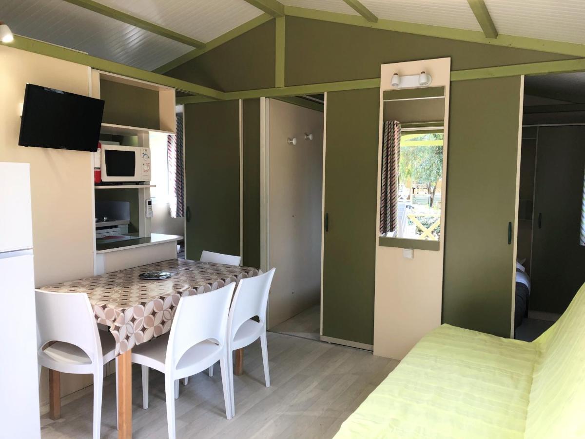 Cuisine ou kitchenette dans l'établissement Camping La Pinède