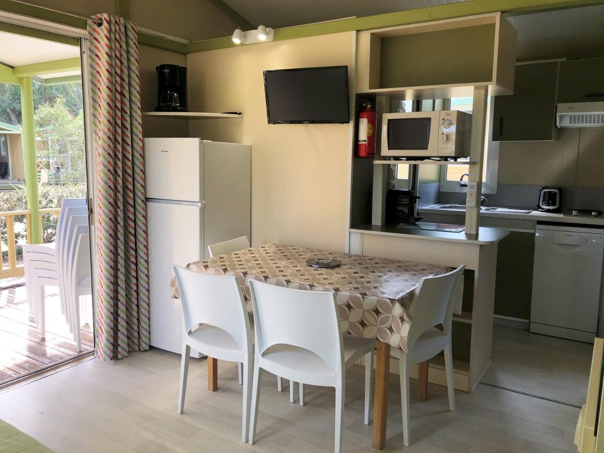 Cuisine ou kitchenette dans l'établissement Camping La Pinède