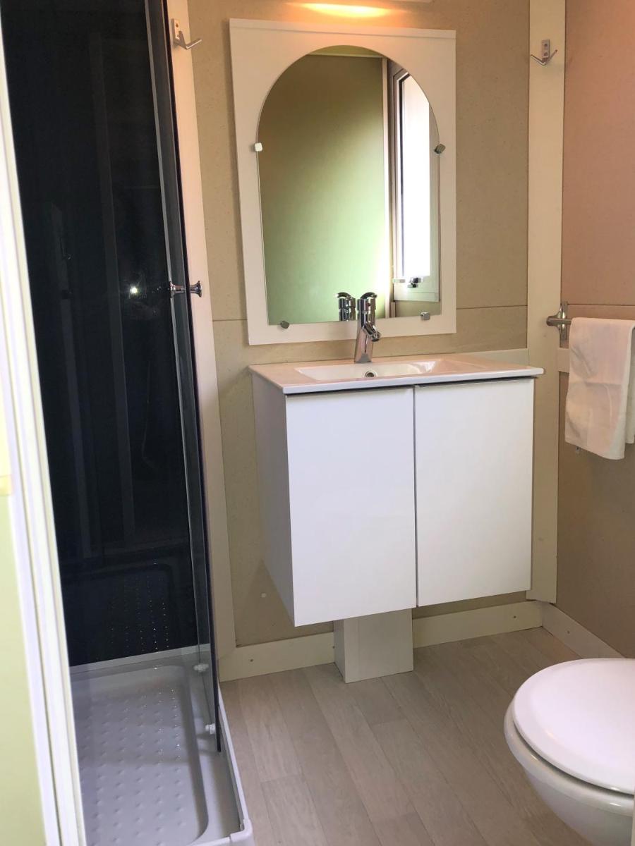 Salle de bains dans l'établissement Camping La Pinède