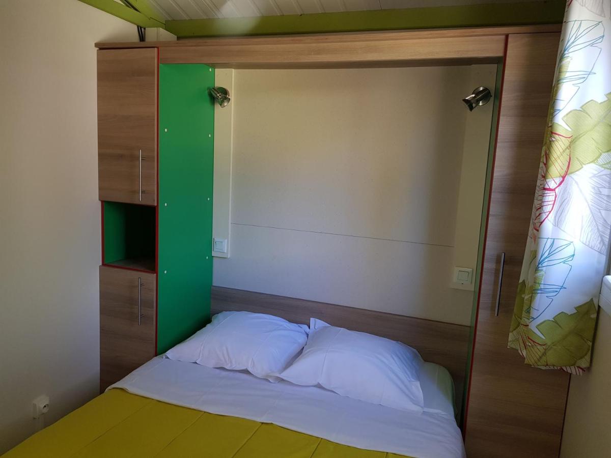 Un ou plusieurs lits dans un hébergement de l'établissement Camping La Pinède