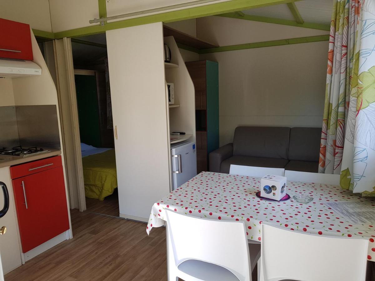 Cuisine ou kitchenette dans l'établissement Camping La Pinède
