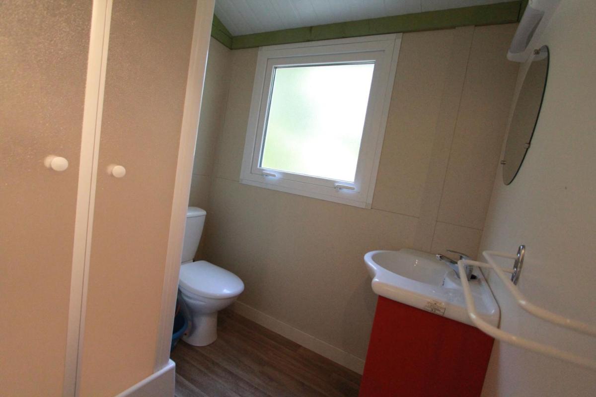 Salle de bains dans l'établissement Camping La Pinède