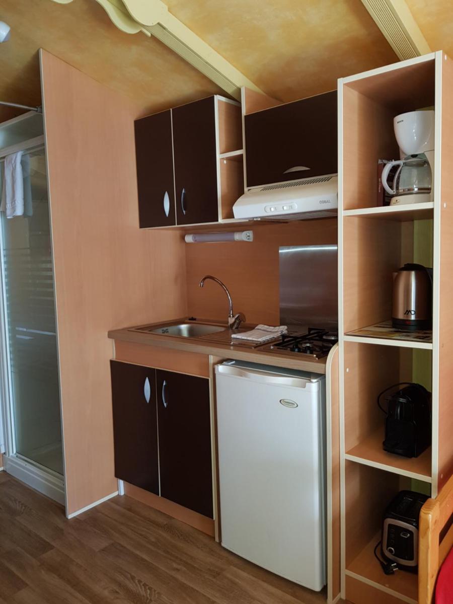 Cuisine ou kitchenette dans l'établissement Camping La Pinède