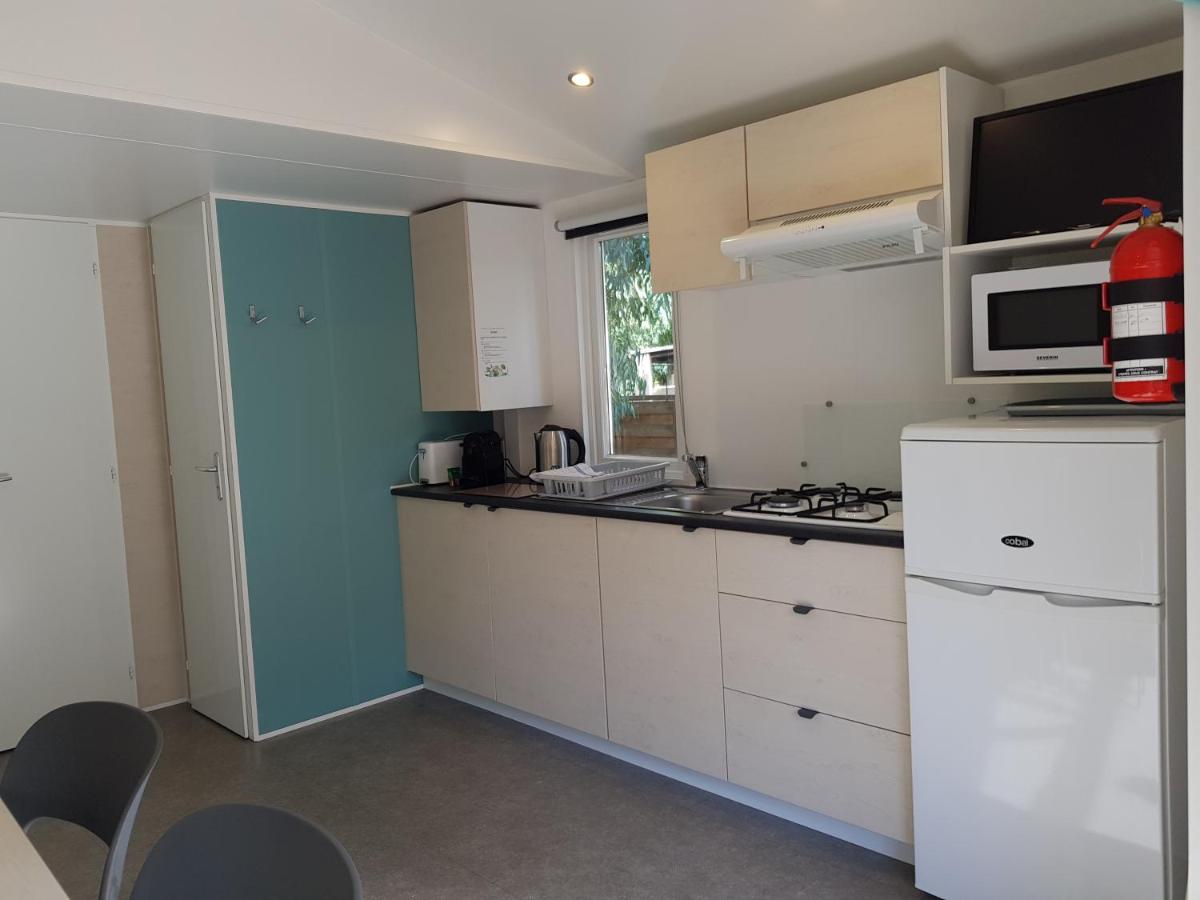 Cuisine ou kitchenette dans l'établissement Camping La Pinède