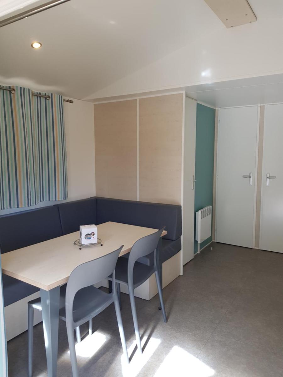Coin salon dans l'établissement Camping La Pinède