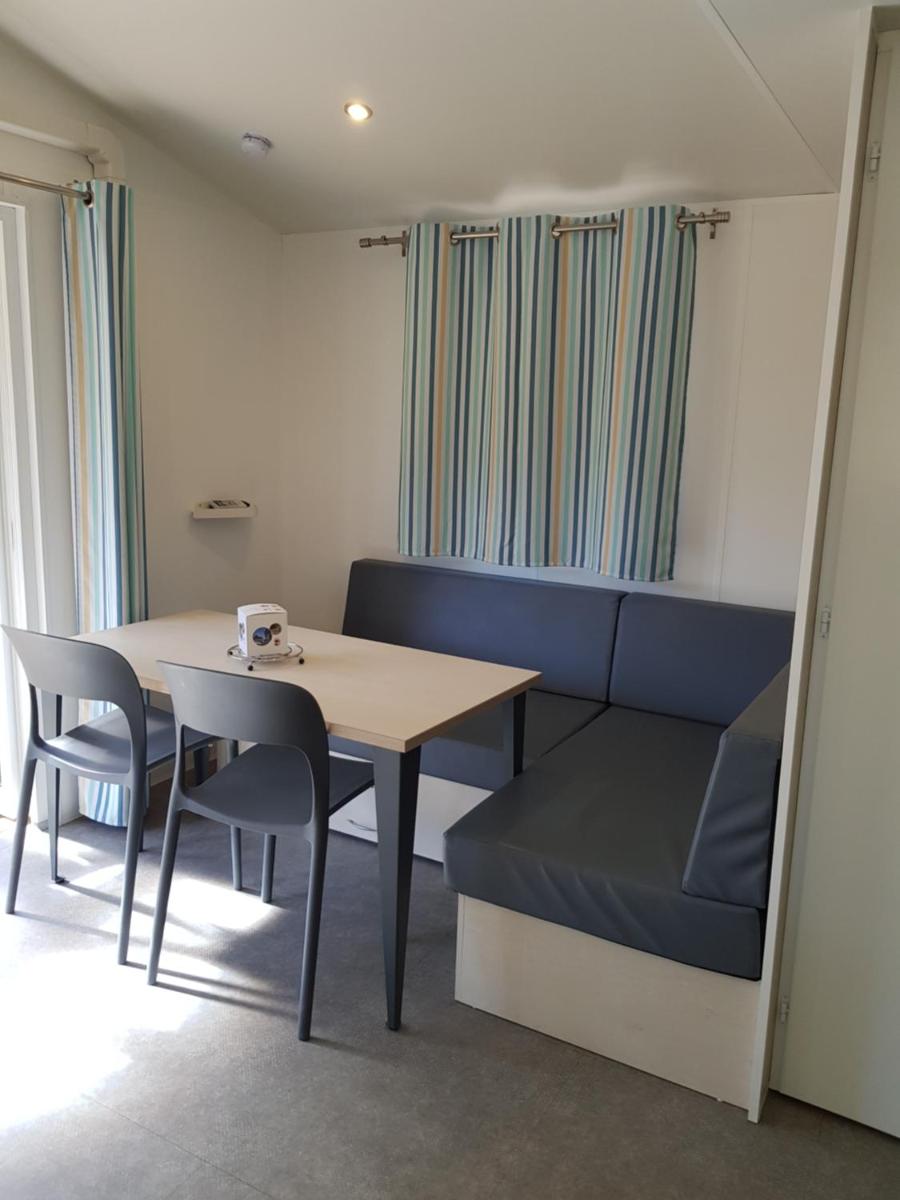 Coin salon dans l'établissement Camping La Pinède