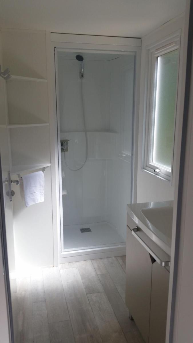 Salle de bains dans l'établissement Camping La Pinède