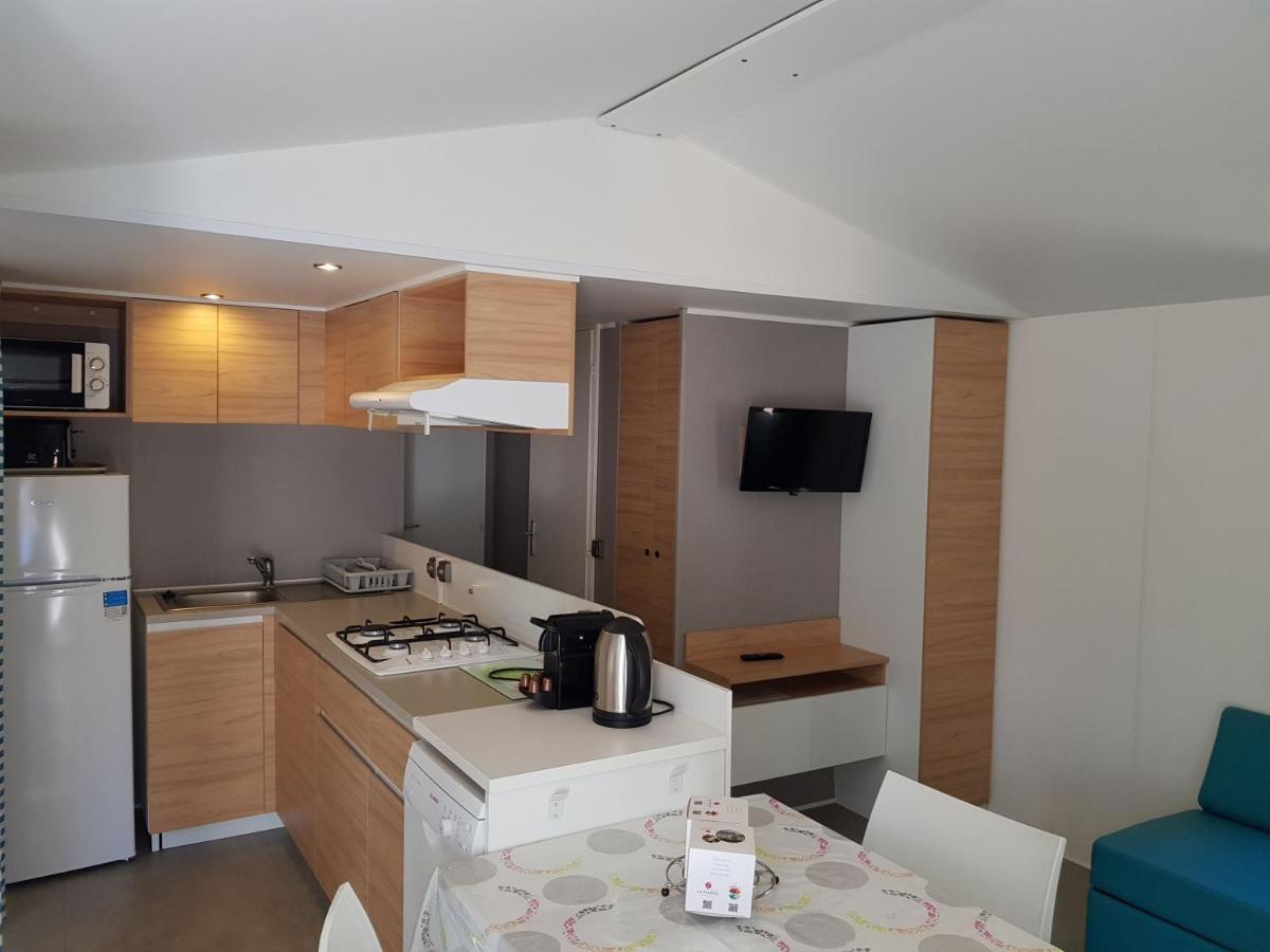 Cuisine ou kitchenette dans l'établissement Camping La Pinède