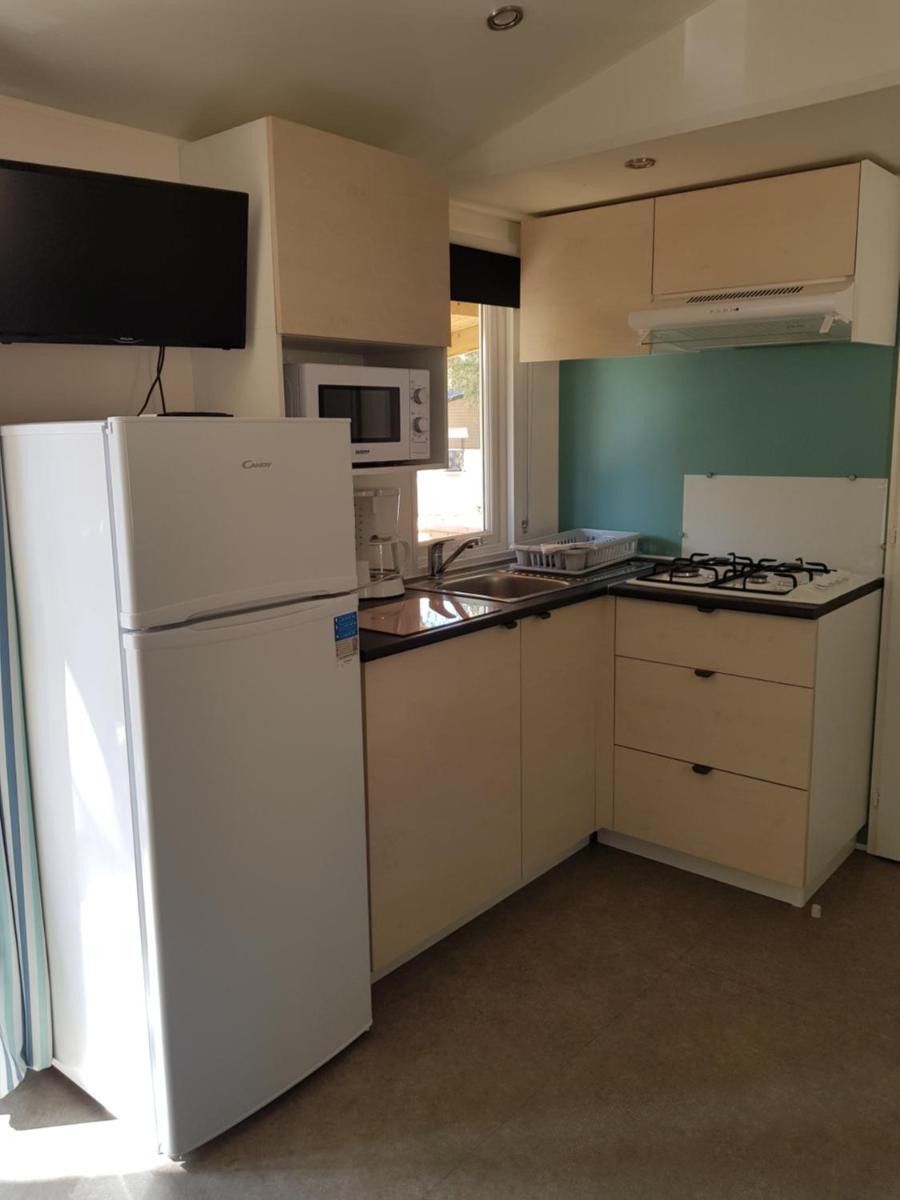 Cuisine ou kitchenette dans l'établissement Camping La Pinède