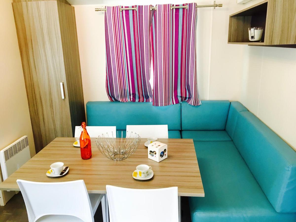 Coin salon dans l'établissement Camping La Pinède